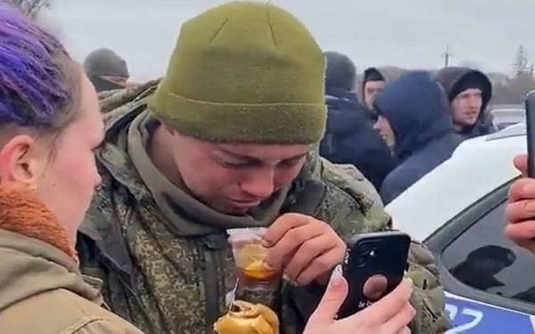 [VIDEO] Askar Rusia menangis bercakap dengan ibu selepas serah diri