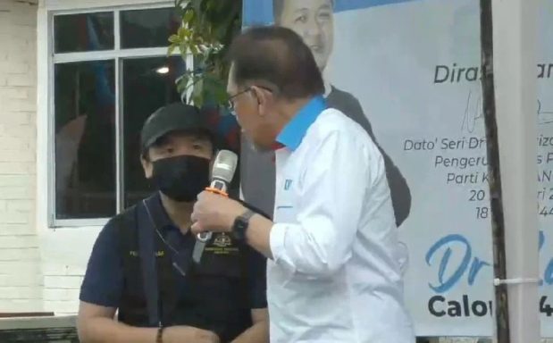[VIDEO] Anwar kena tegur oleh pegawai KKM kerana tanggalkan pelitup muka ketika berkempen
