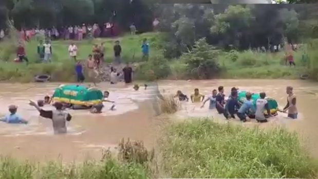 [Video] Menyedihkan! Penduduk terpaksa usung jenazah dalam air sungai sebab tiada jambatan