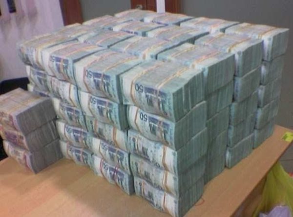 Suami isteri terkejut akaun bank ada RM208 bilion