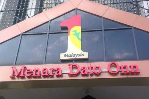 Mesyuarat tergempar: Lebih 100 pimpinan UMNO tiba di Menara Dato' Onn
