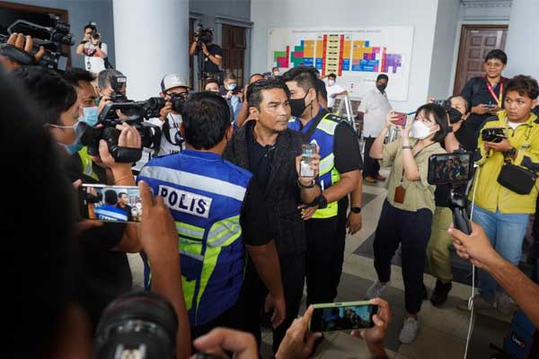 Lelaki misteri muncul tiba-tiba buat kecoh ketika perbicaraan kes Najib