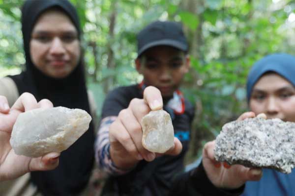 Rezeki terpijak, penyelidik Universiti Malaysia Kelantan (UMK) temui batu kristal berharga di Ulu Cheka