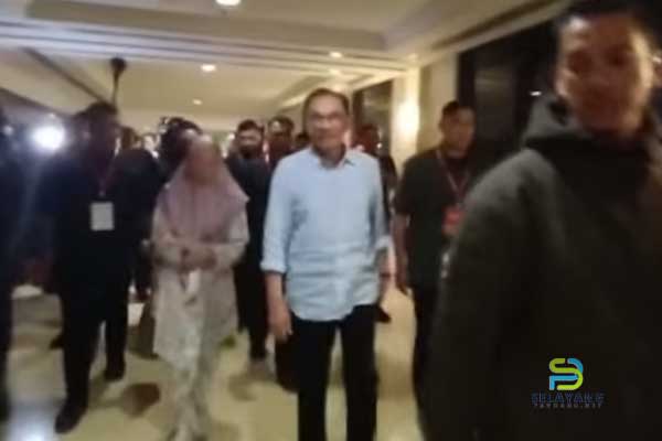 Terkini: Anwar tiba di pusat media PH Hotel Grand Dorsett