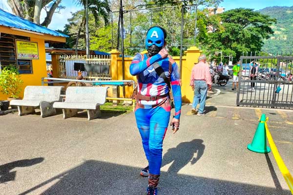 Gempar!! lelaki berpakaian kostum 'Captain America' mengundi di Pulau Pinang