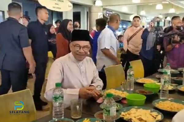 Anwar singgah makan tengahari di Medan Selera Presint 8, Putrajaya