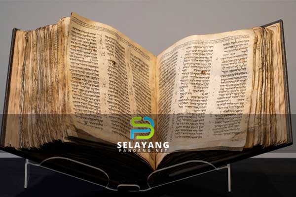 Kitab Injil tertua dan paling lengkap di dunia dilelong RM220 juta