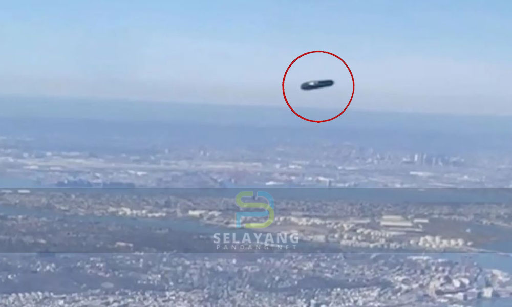 Penumpang kapal terbang sempat rakam UFO berbentuk silinder terbang sebelah tingkat pesawat